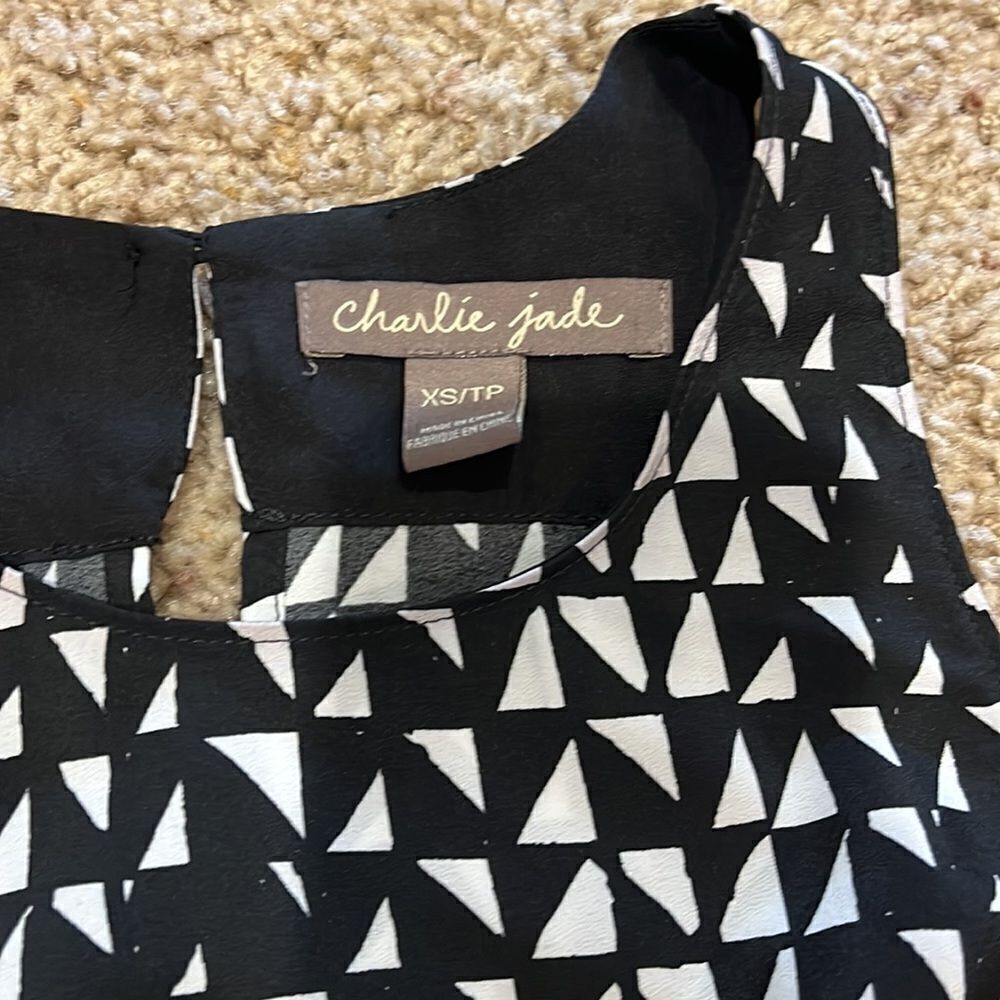 Black Modern Geometric Shape Tank - Picture 4 of 6